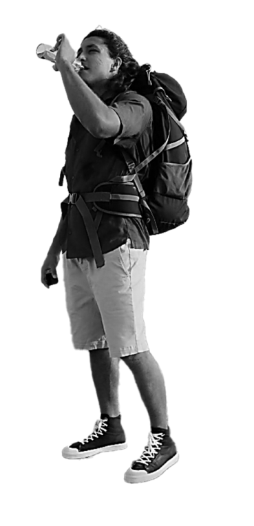 Imagem de um homem com roupa de caminhada tomando água em uma garrafa